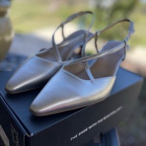 Naturalizer Tahira slingback pump, size 8, new in box, silver metallic